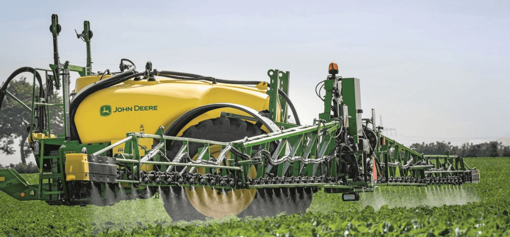 John Deere permetezőgép mezőn, növényvédő szerek elosztása. Farkas Mihály Ev. Kondoros